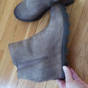 Almost new Sorel Joan of Arctic wedge zip up Chelsea bootie in Ash Brown…